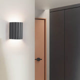 NordicGlow | Moderne Væglampe – LED Ribbet Halvcylinder