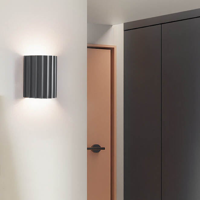 NordicGlow | Moderne Væglampe – LED Ribbet Halvcylinder