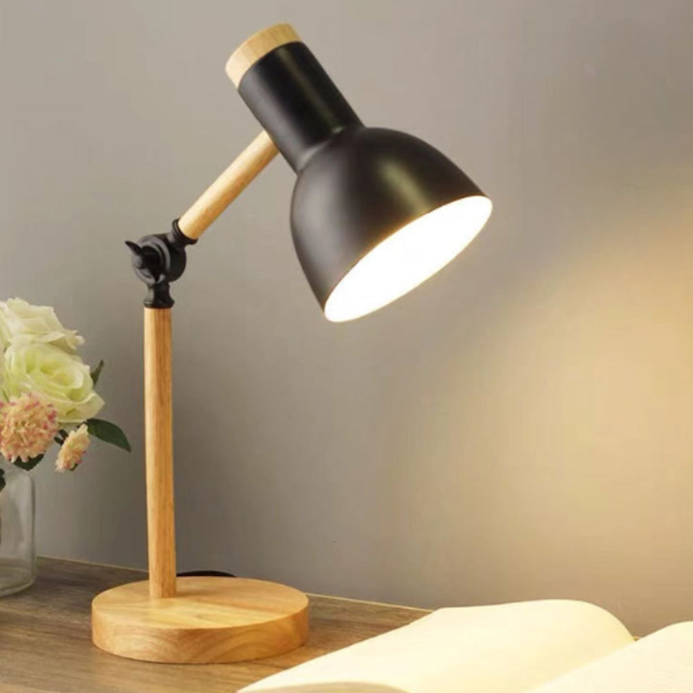 Nordisk LED-bordlampe i jern og træ på skrivebord
