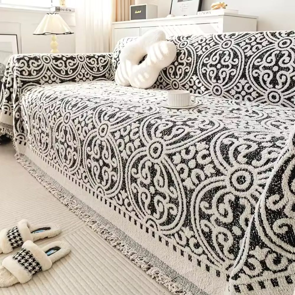 Sofabetræk i jacquard med ornamentmønster og frynsede kanter på sofa