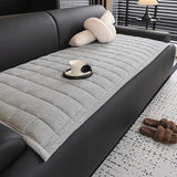 Quiltet sofabetræk i moderne design på sofa i minimalistisk stue