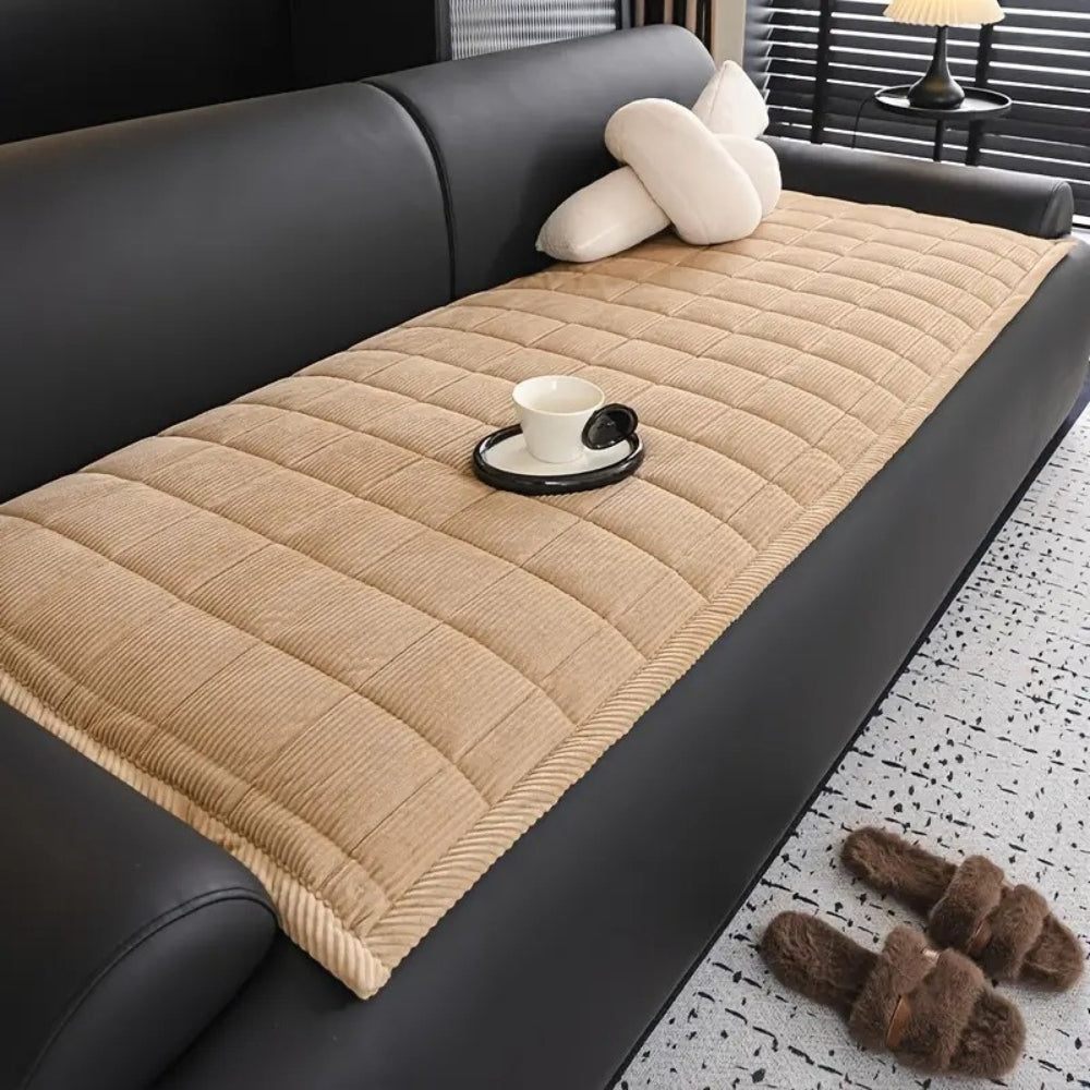 Quiltet sofabetræk i moderne design på sofa i minimalistisk stue