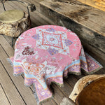 Vendbar plaid med aztekermønster i boheme-stil over sofa