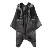 Vendbar oversize poncho i kunstig kashmir med fiskeskælsmønster