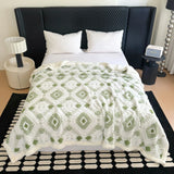Plaid i to lag med geometrisk rudemønster over en sofa