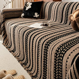 Stribet plysset sofabetræk i boho-stil i jordfarver på sofa