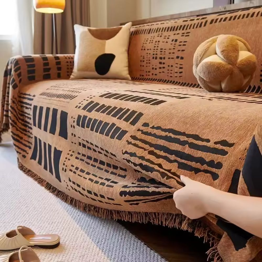 Vendbart sofabetræk i chenille med geometrisk print på sofa
