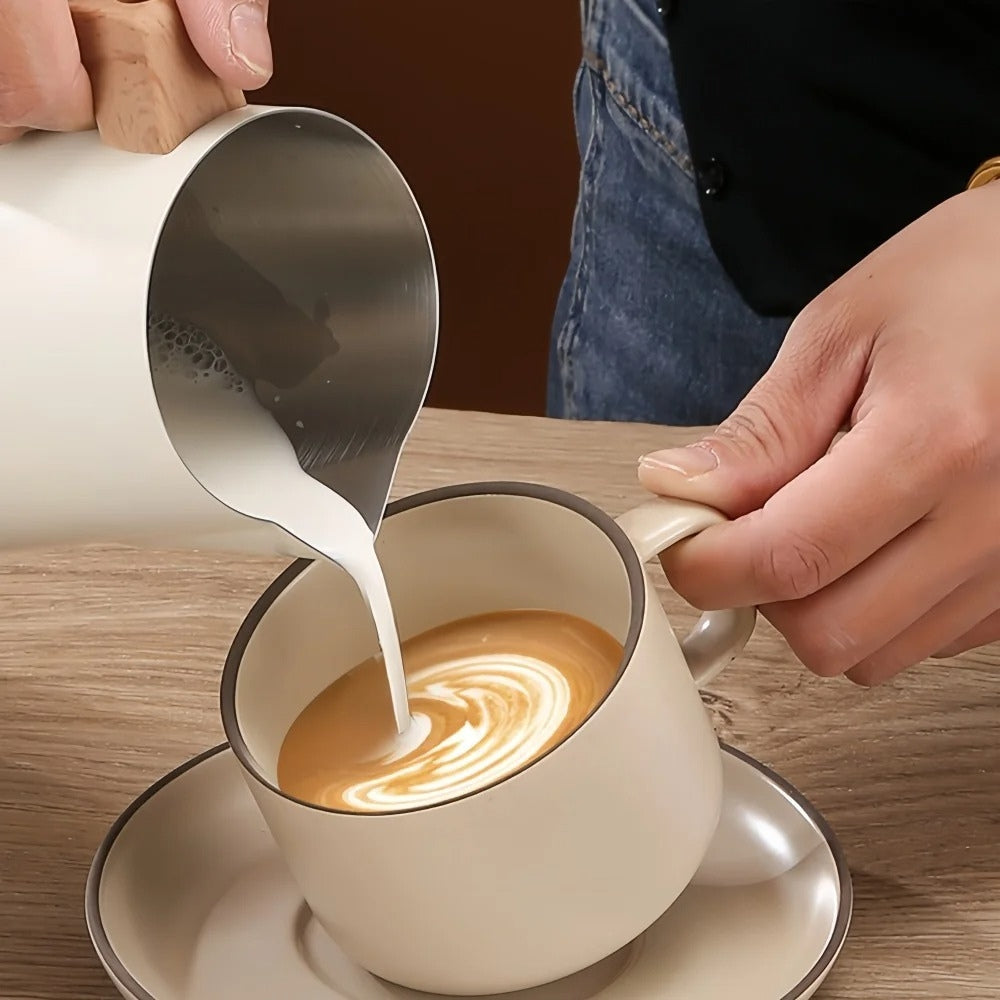 Mælkekande i rustfrit stål med træhåndtag til latte art