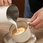 Mælkekande i rustfrit stål med træhåndtag til latte art