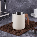 Mælkekande i rustfrit stål med træhåndtag til latte art