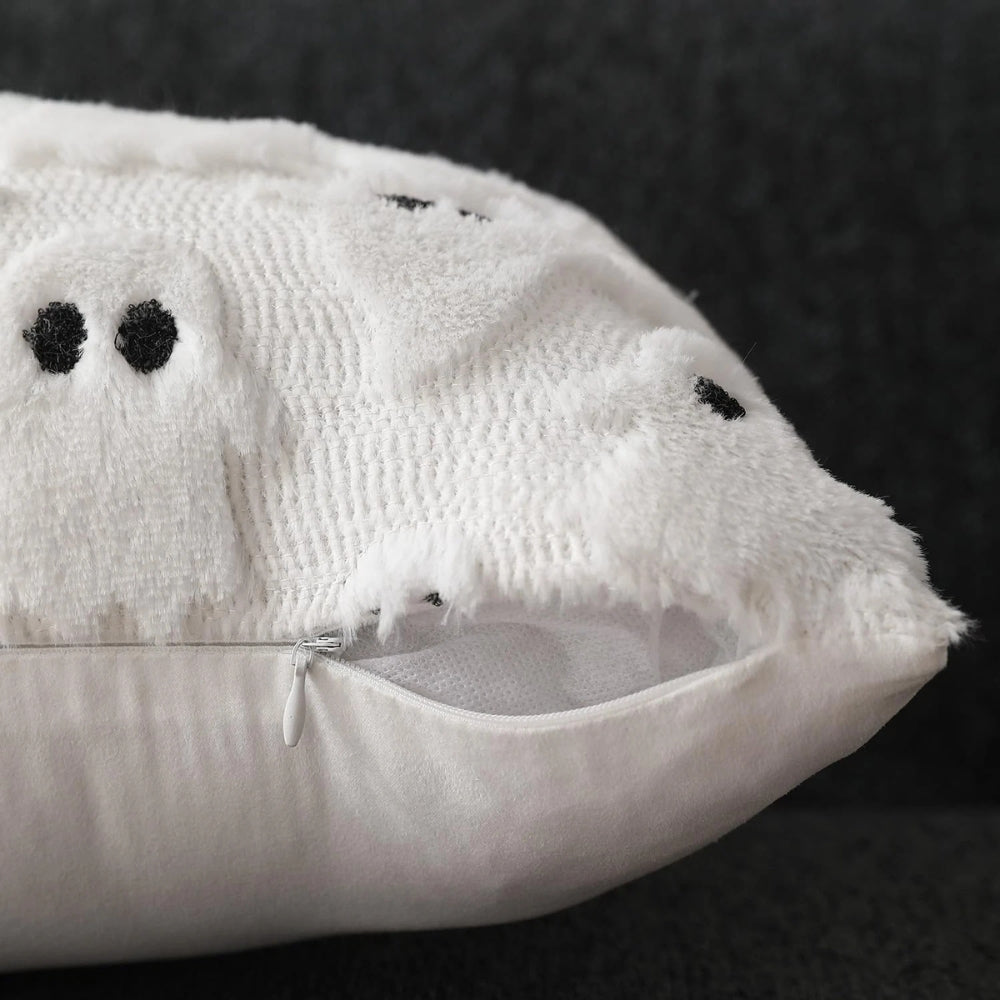 Plysset Halloween pudebetræk med 3D-spøgelse på sofa