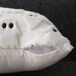 Plysset Halloween pudebetræk med 3D-spøgelse på sofa