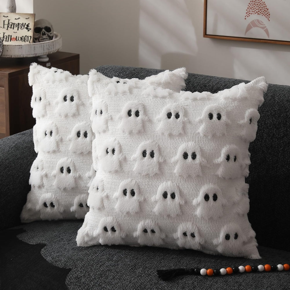 Plysset Halloween pudebetræk med 3D-spøgelse på sofa