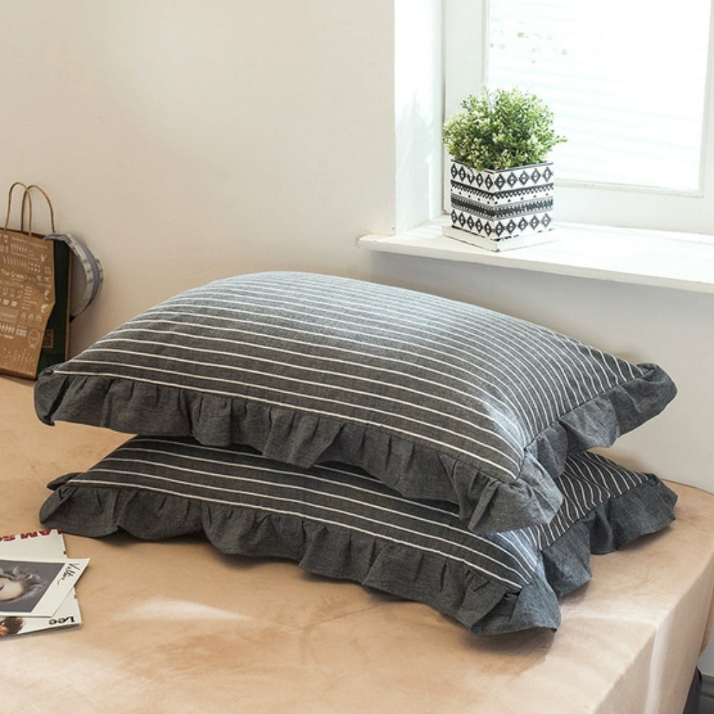 Stribede pudebetræk med flæsekant i blød mikrofiber på seng
