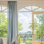 Transparent stribet gardin med kvaster foran vindue i stue