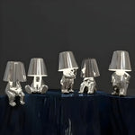 Trådløs bordlampe med skærm af matteret glas lyser varmt