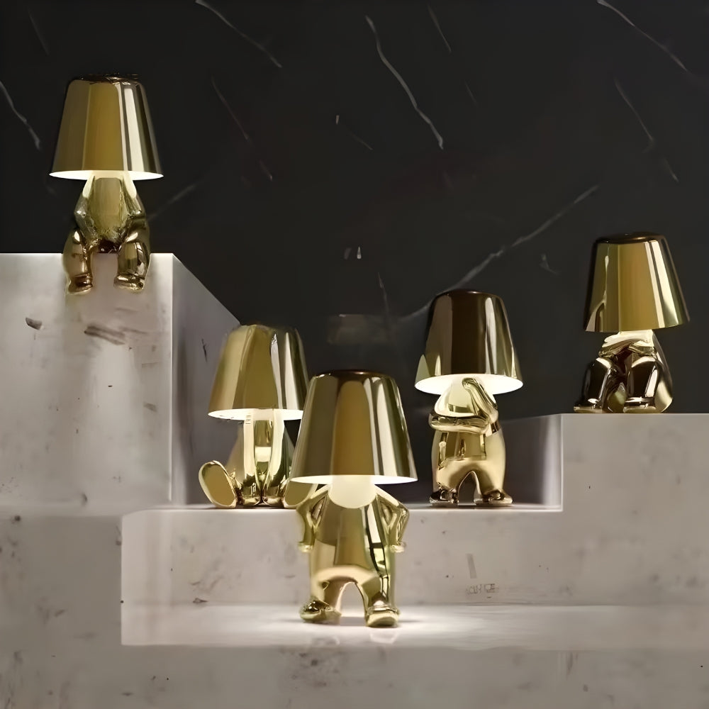Trådløs bordlampe med skærm af matteret glas lyser varmt