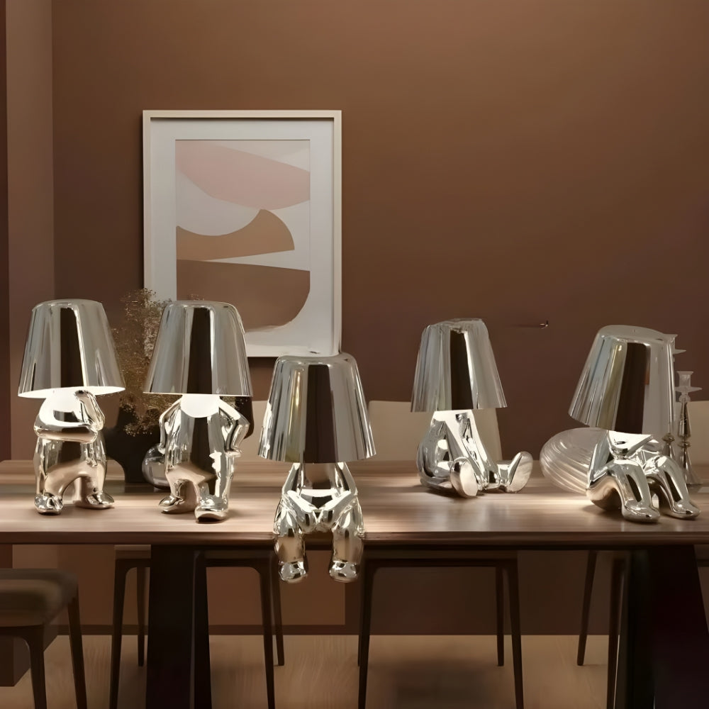 Trådløs bordlampe med skærm af matteret glas lyser varmt