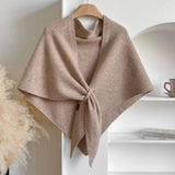 Blød strikket trekantet poncho og sjal i ensfarvet design