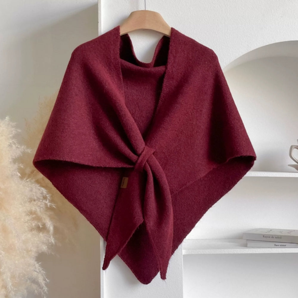 Blød strikket trekantet poncho og sjal i ensfarvet design