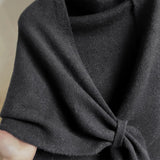 Blød strikket trekantet poncho og sjal i ensfarvet design