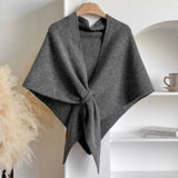 Blød strikket trekantet poncho og sjal i ensfarvet design