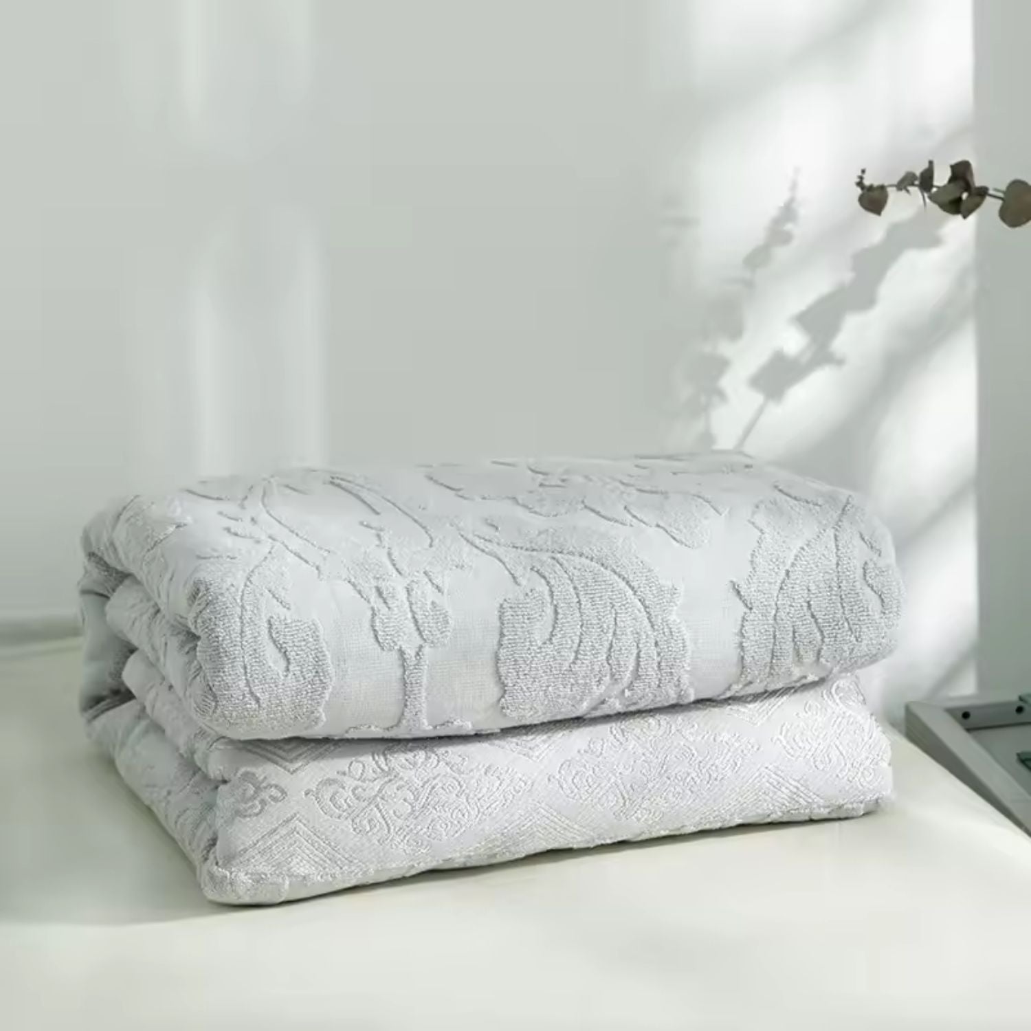 Blød plaid med blomstermønster i jacquard draperet over sofa