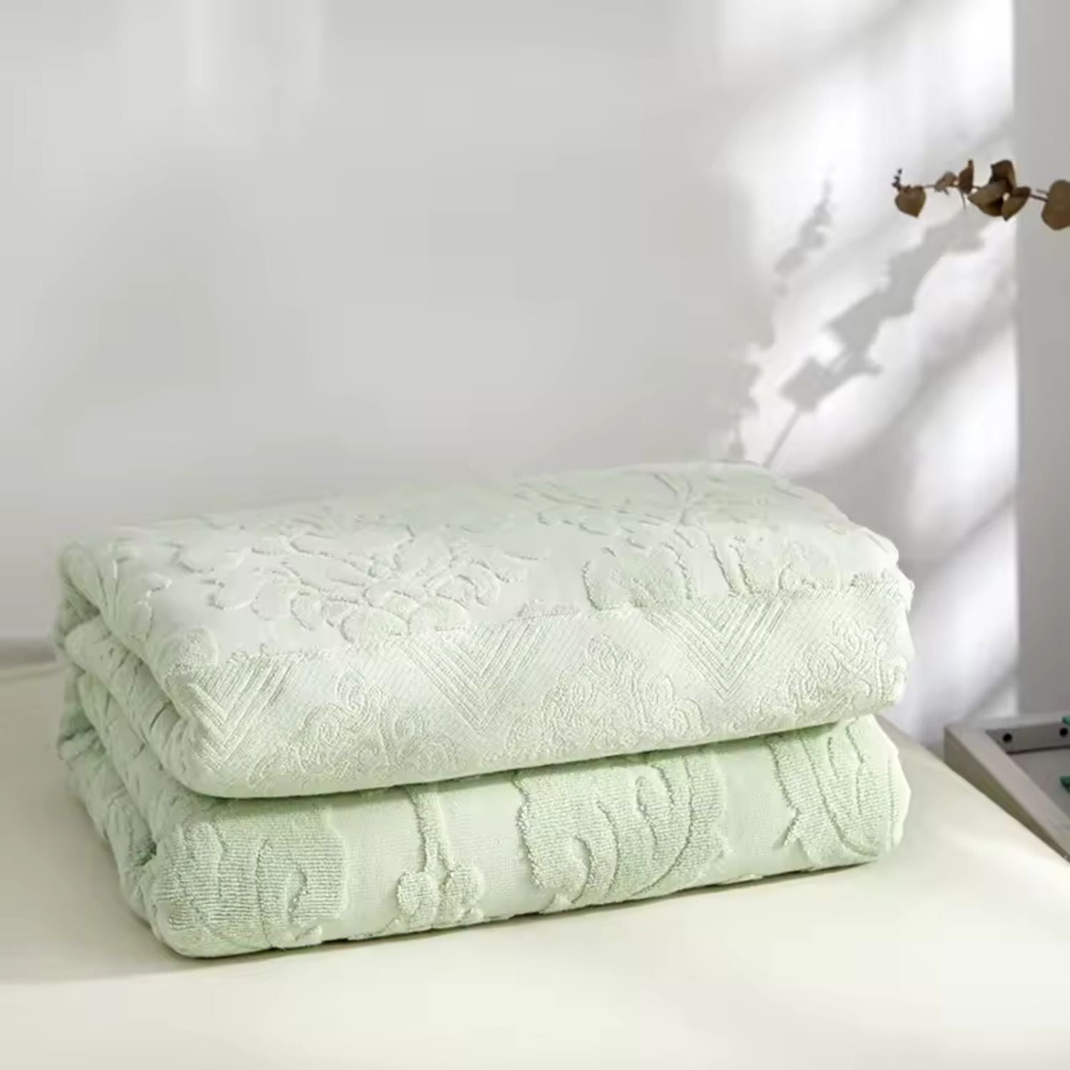 Blød plaid med blomstermønster i jacquard draperet over sofa