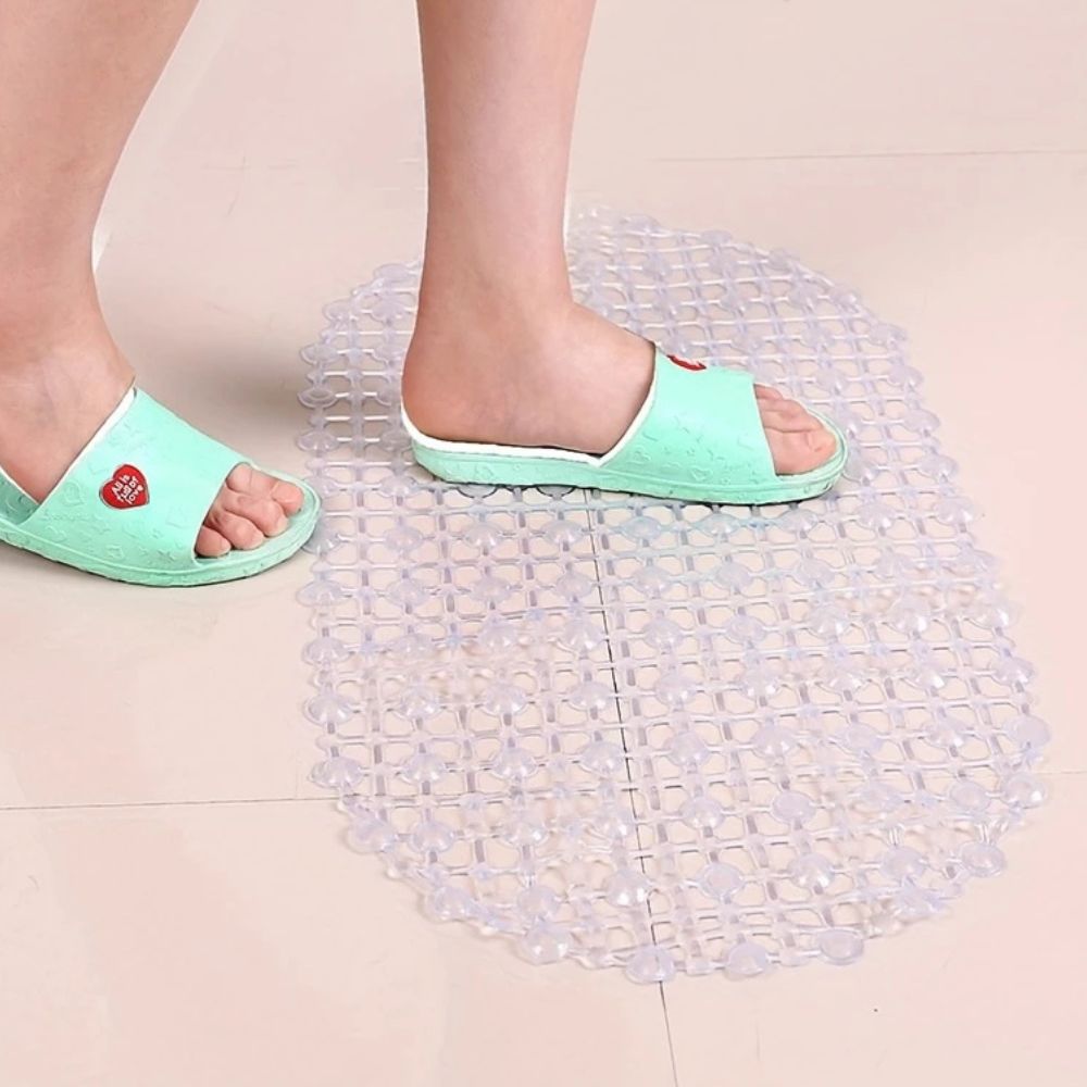 Gennemsigtig skridsikker bademåtte med sugekopper og åbent gittermønster i brusekabine