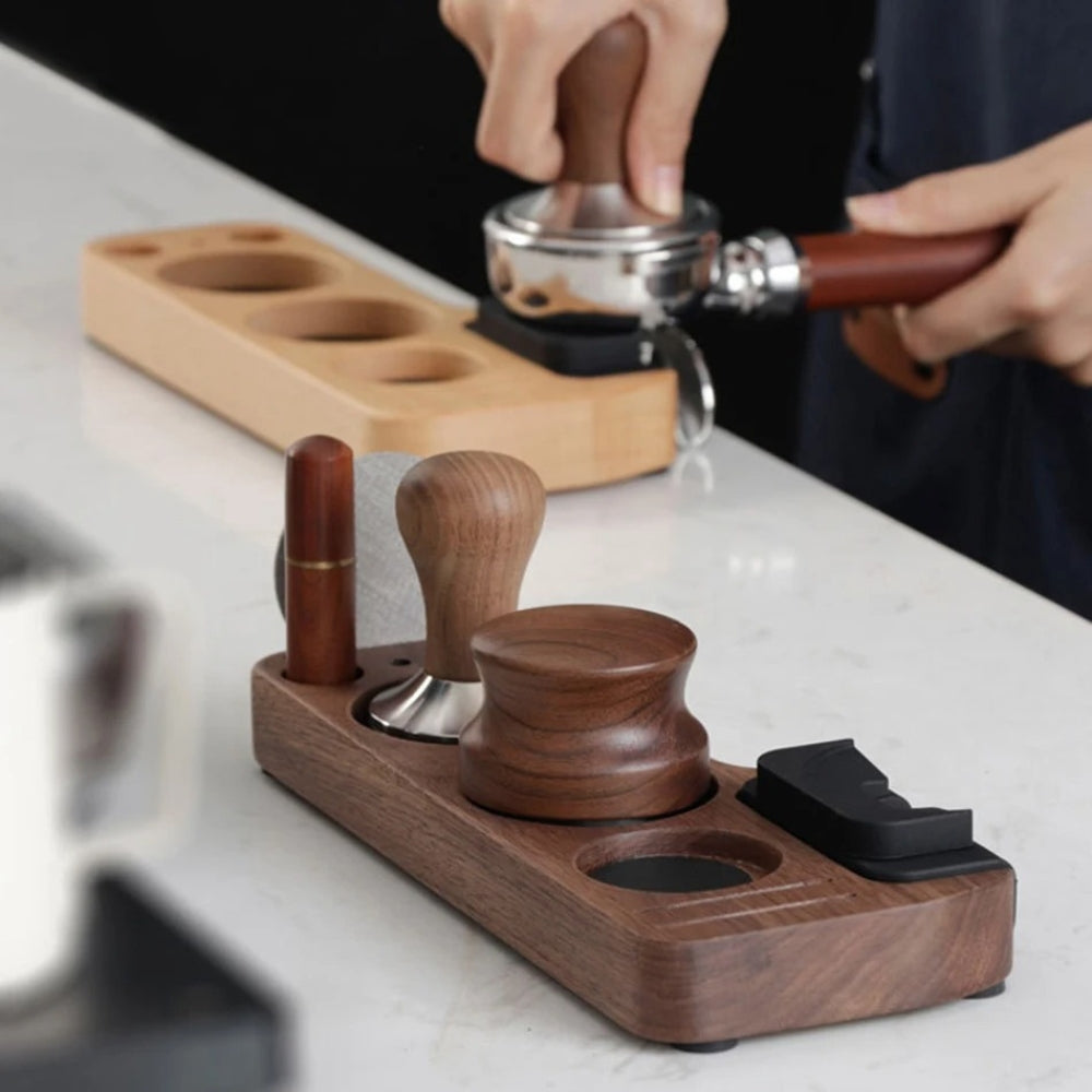 Tamperstation i valnøddetræ til espresso på kaffebar