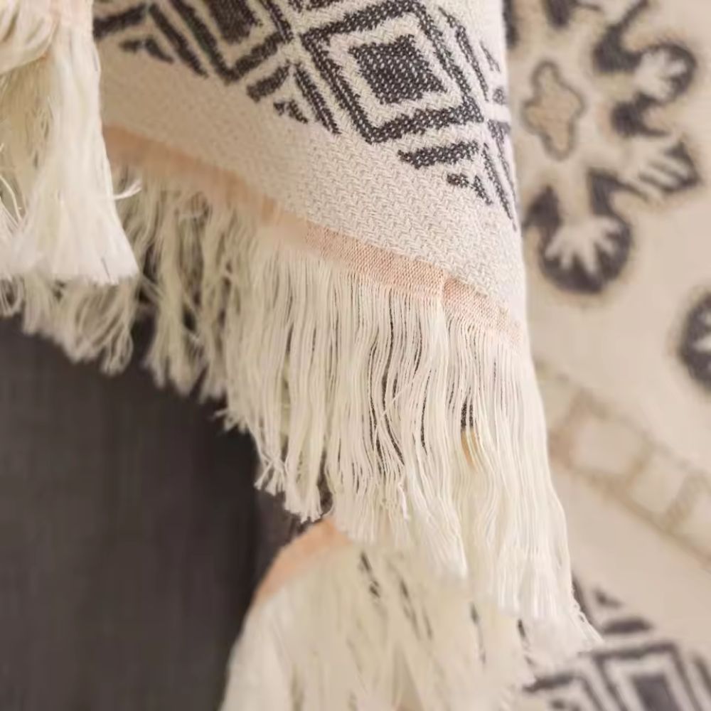Bomuldstæppe i boho-stil med mandalamønster og frynser over sofa