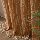 Beige gardin med hvedemønster og kvaster i stuen