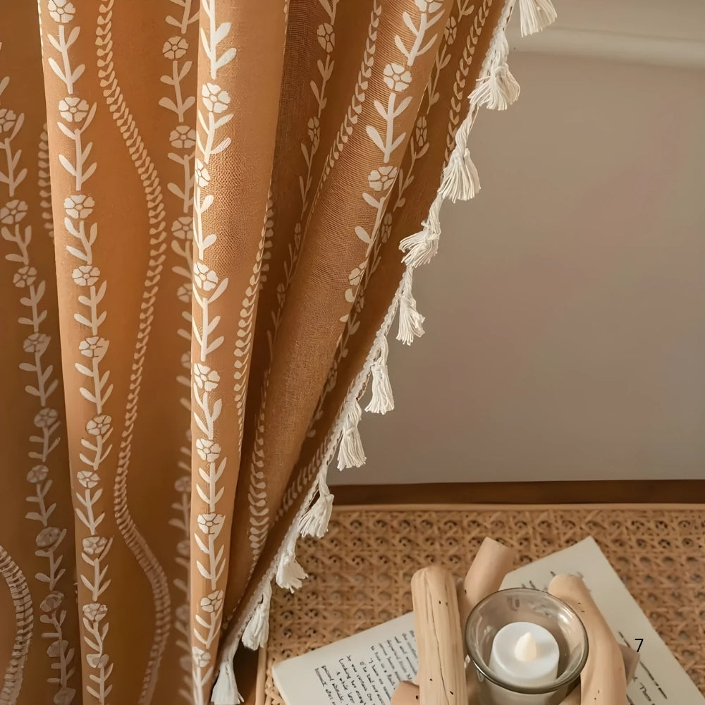 Beige gardin med hvedemønster og kvaster i stuen