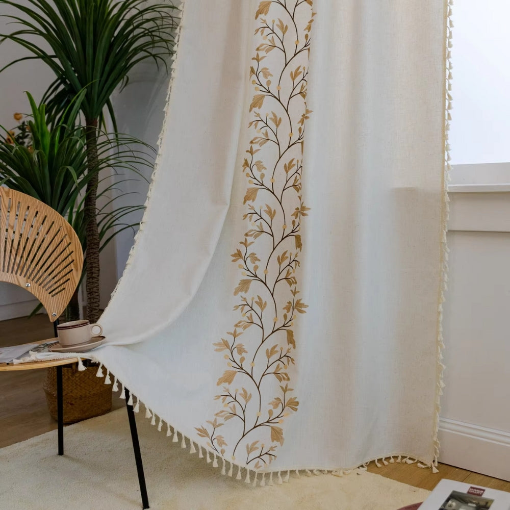 Lyst gardin med blomstermønster og kvaster i boho-landstil