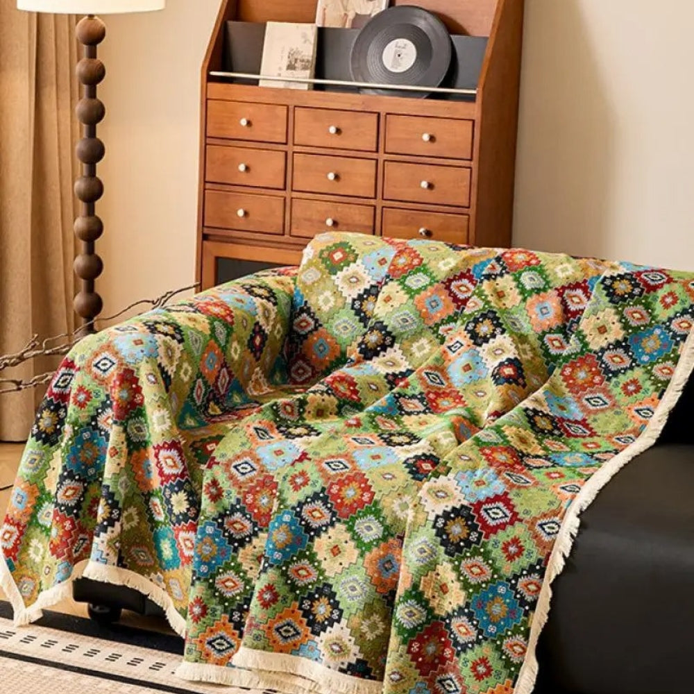 Sofabetræk i kilim-stil med geometrisk boho-mønster på sofa