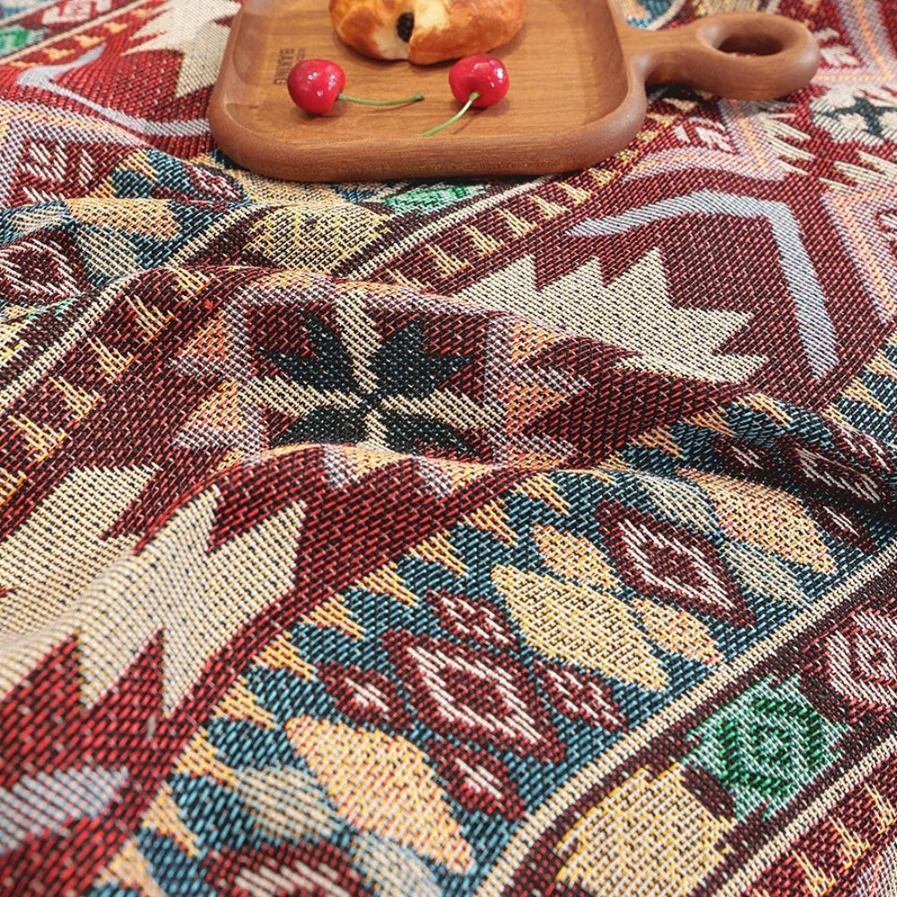 Boho sofabetræk i chenille med jacquardmønster og kvastekant på sofa