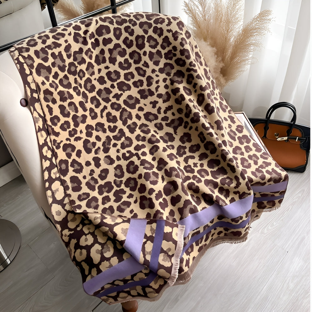 Vendbart uldblandet sjal med leopardprint og kontrastkant