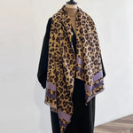Vendbart uldblandet sjal med leopardprint og kontrastkant