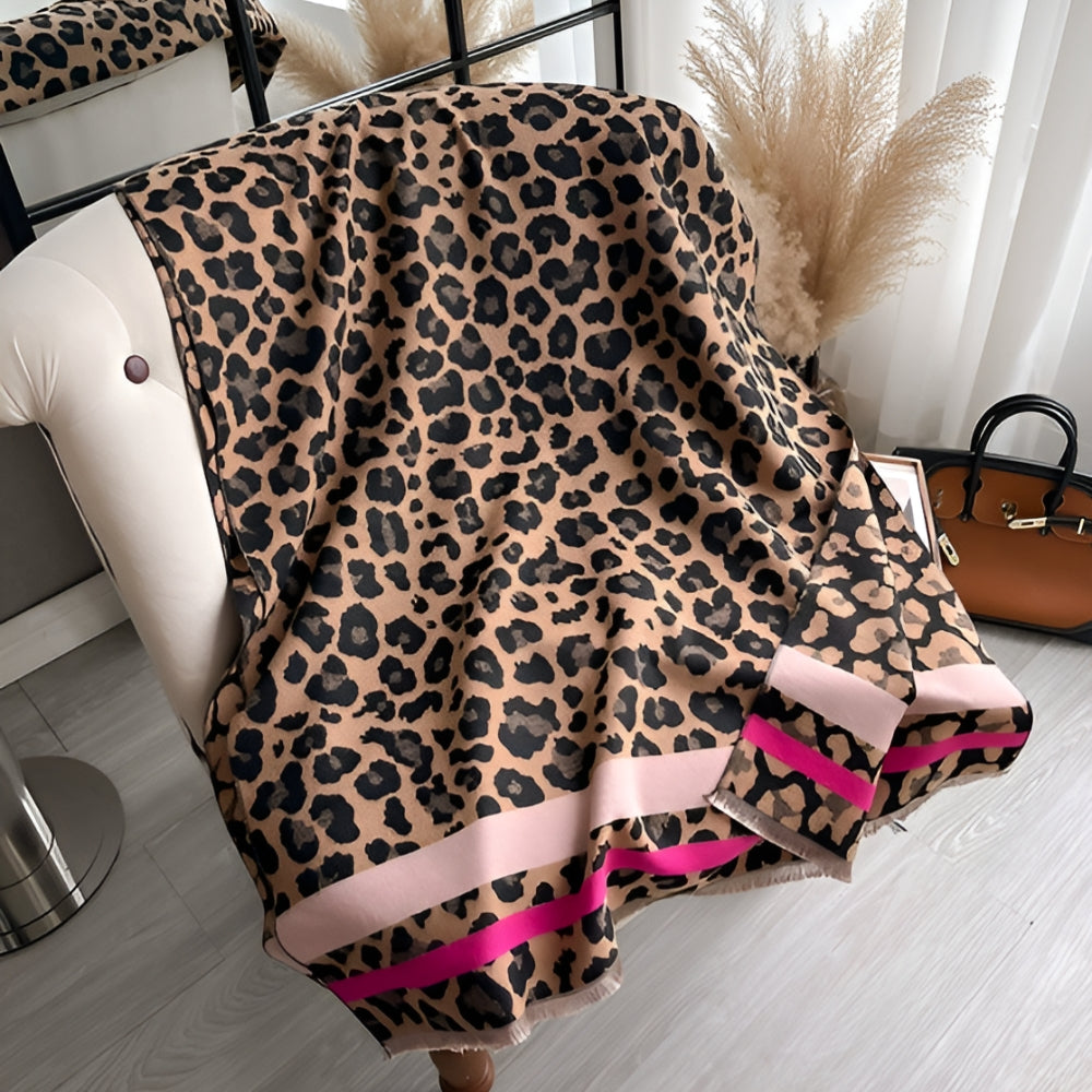Vendbart uldblandet sjal med leopardprint og kontrastkant