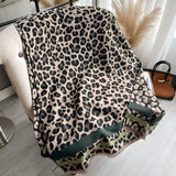 Vendbart uldblandet sjal med leopardprint og kontrastkant