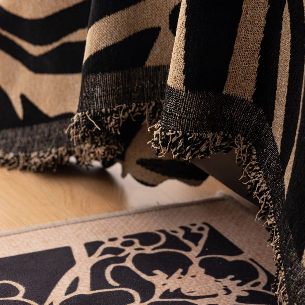 Sofabetræk i chenille med zebramønster og kvaster på sofa