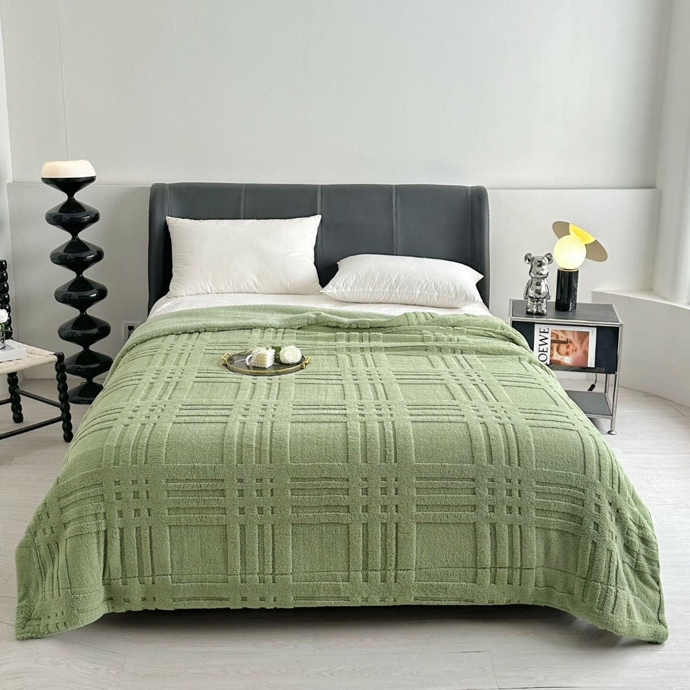 Blødt plaid med præget ternmønster over sofa i stuen