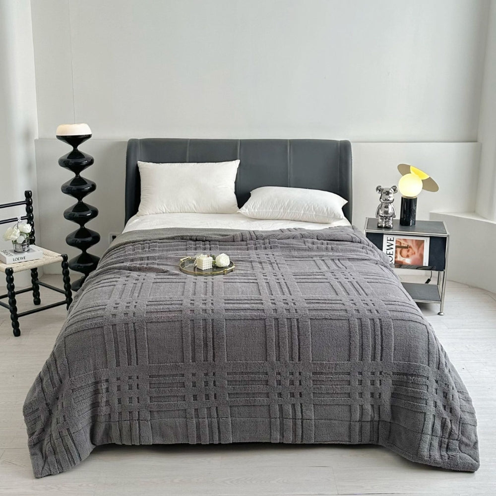 Blødt plaid med præget ternmønster over sofa i stuen