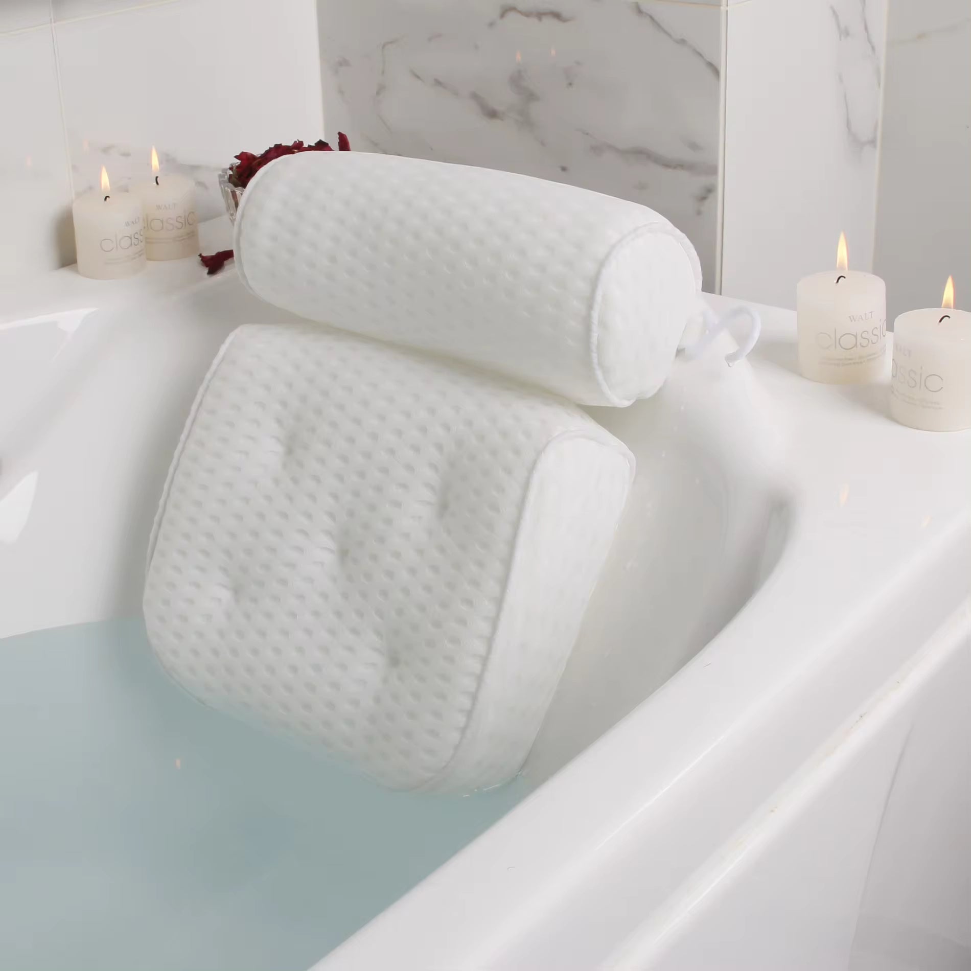 Badepude med sugekopper på kanten af badekar