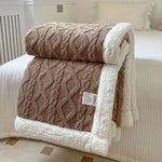 Vendbart sherpa tæppe i fleece over sofa