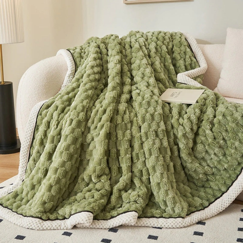 Sherpa plaid med boblemønster over sofa
