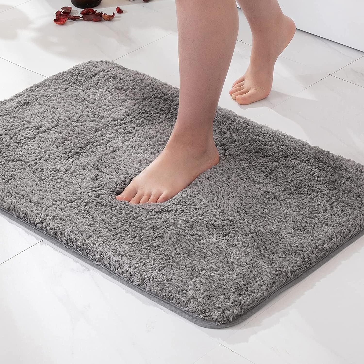 Ultrablød plys bademåtte i mikrofiber foran badekar