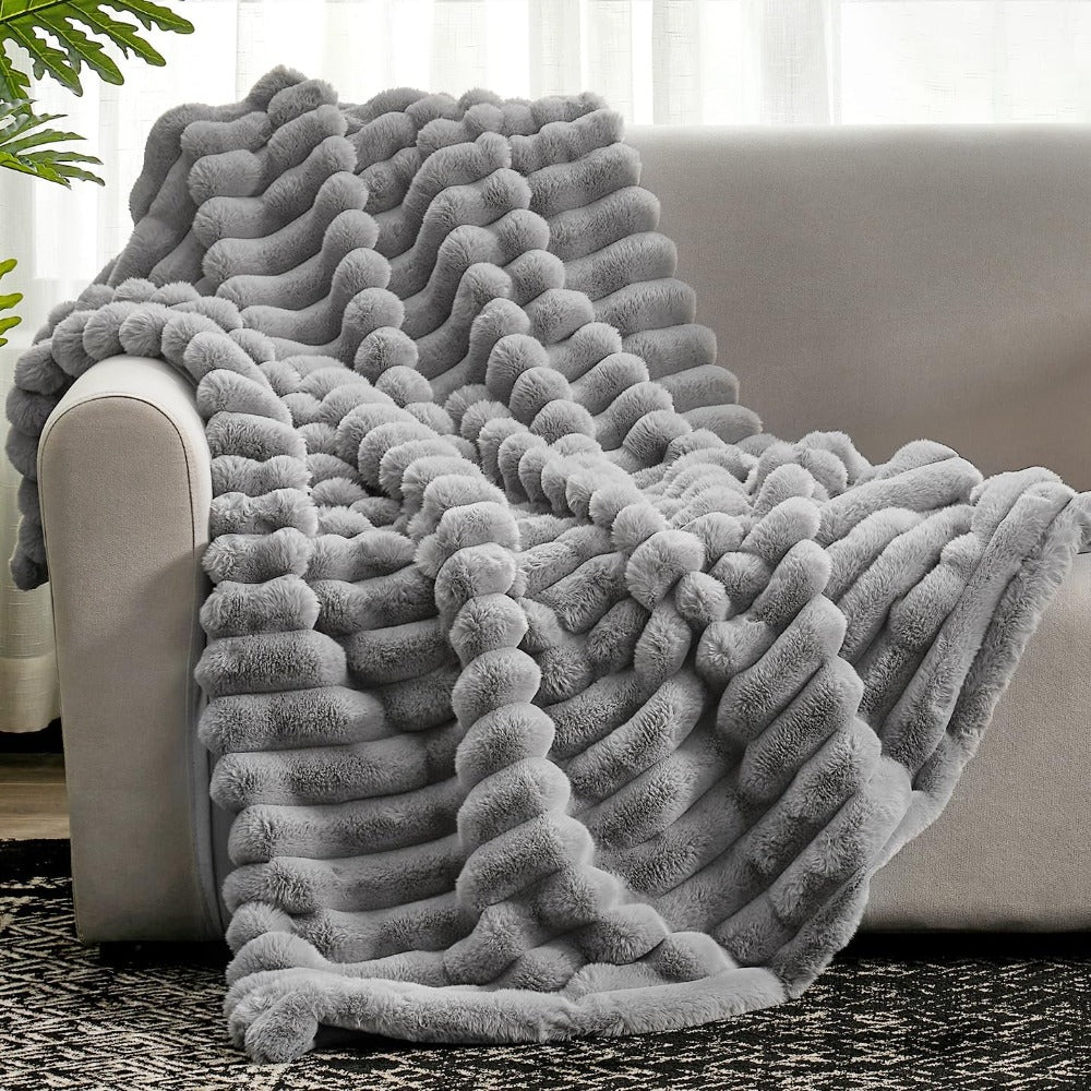 Stribet plaid i kunstpels over sofa