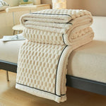 Sherpa plaid med boblemønster over sofa
