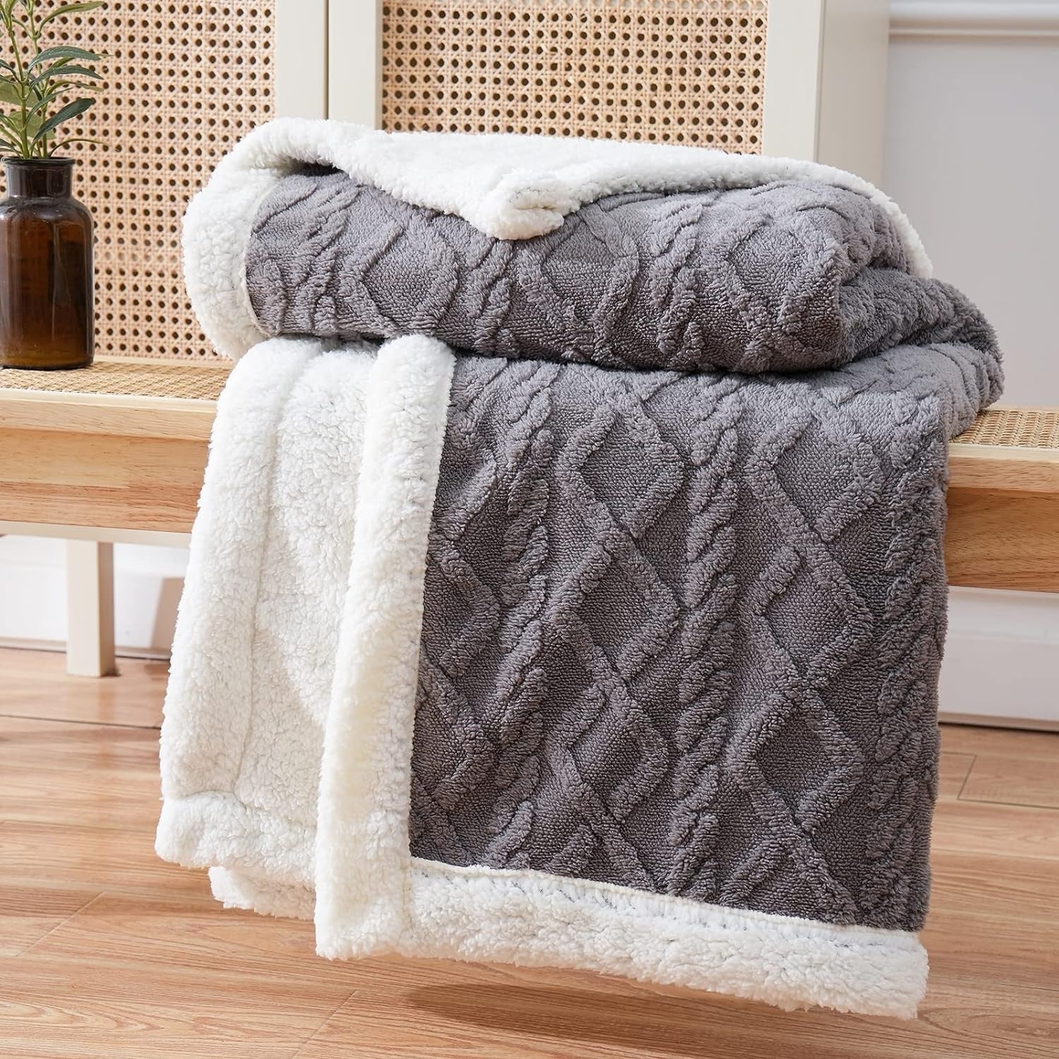 Vendbart sherpa tæppe i fleece over sofa